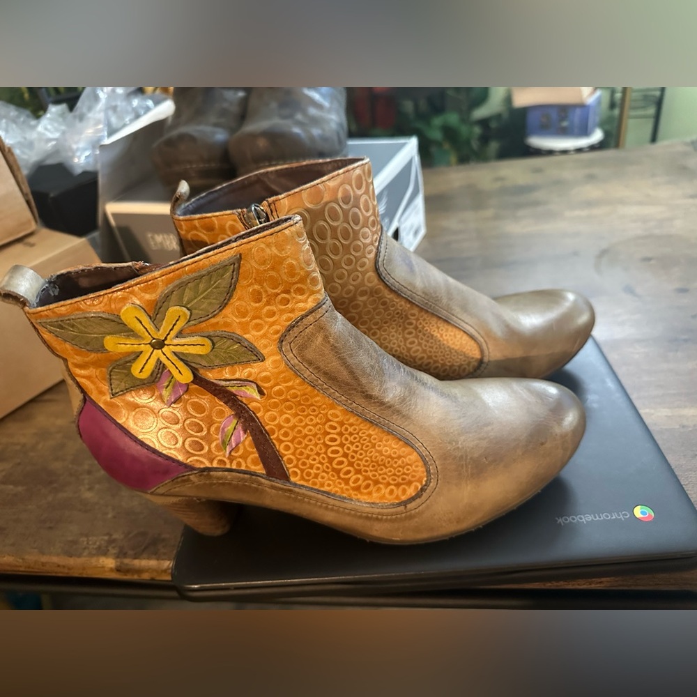 L'Artiste by Spring Step Dramatic Floral Camel Booties in size 11